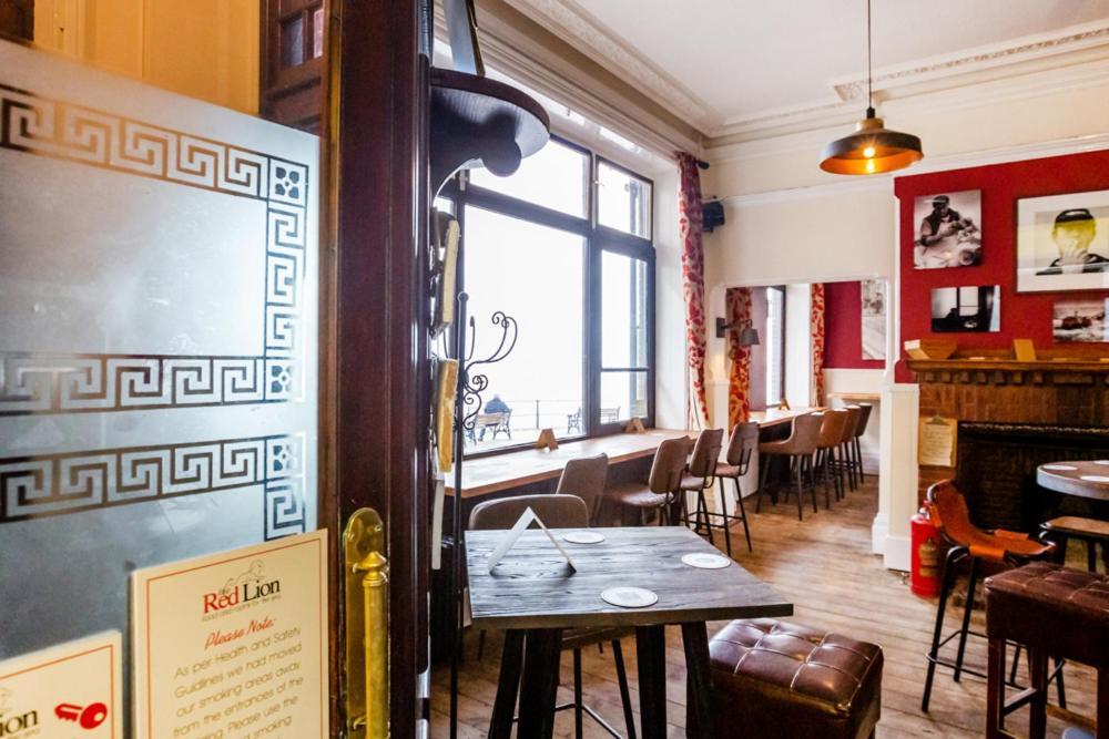 The Red Lion Hotel Cromer Bagian luar foto The interior of the pub