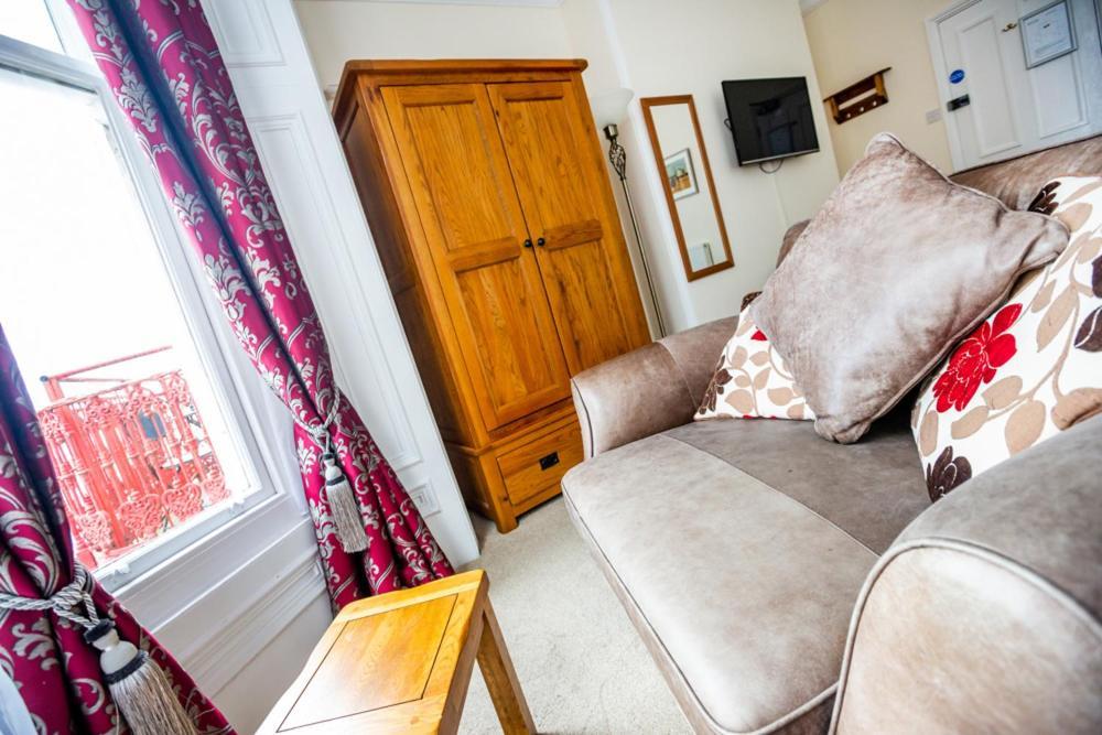 The Red Lion Hotel Cromer Bagian luar foto A room at the hotel