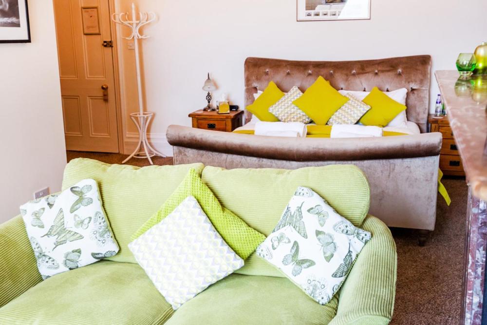 The Red Lion Hotel Cromer Bagian luar foto A sofa bed