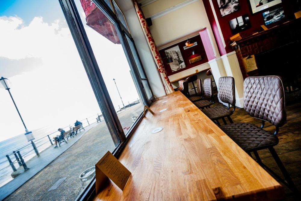 The Red Lion Hotel Cromer Bagian luar foto Interior of the cafe