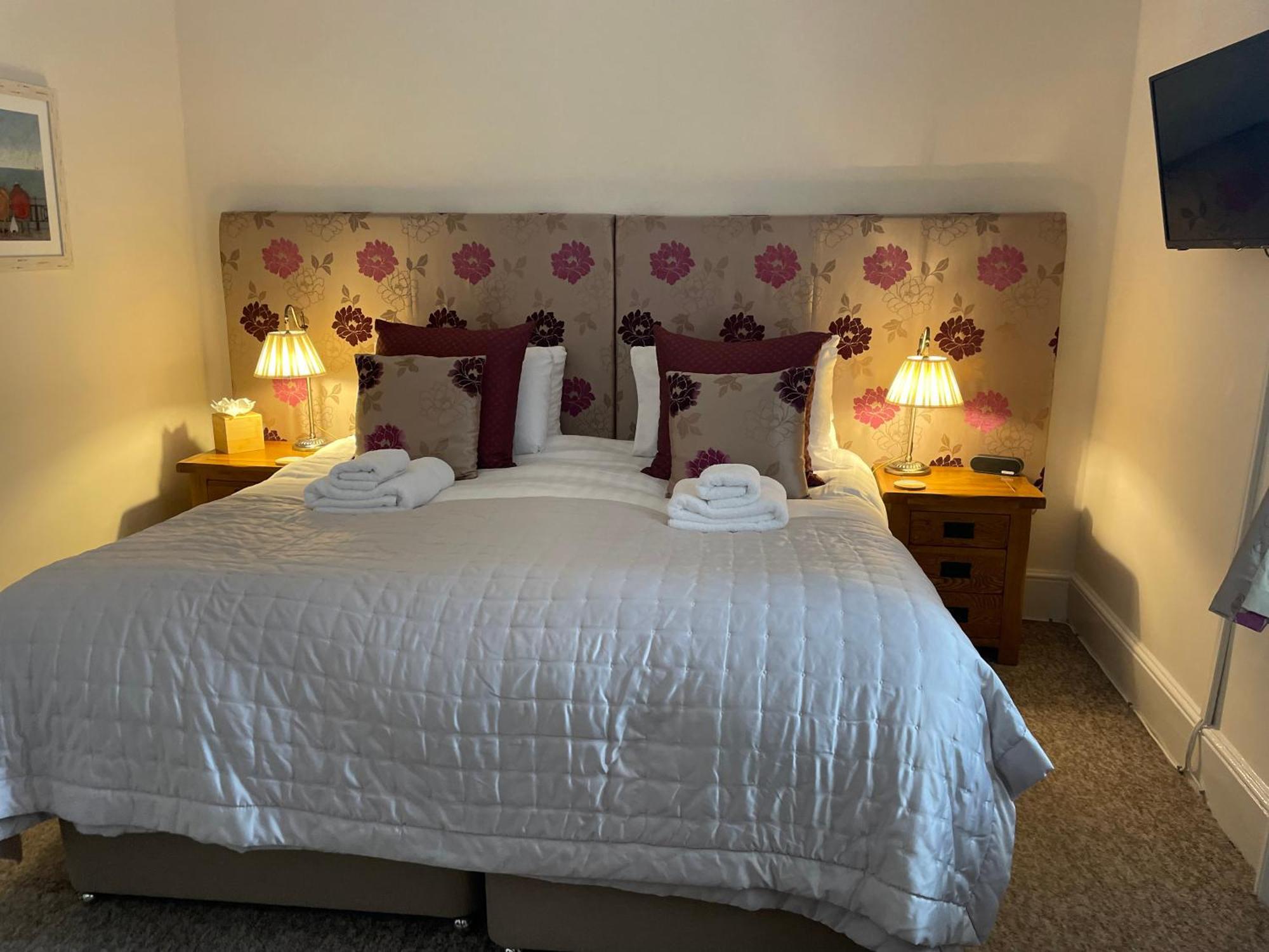 The Red Lion Hotel Cromer Bagian luar foto A bedroom at the hotel