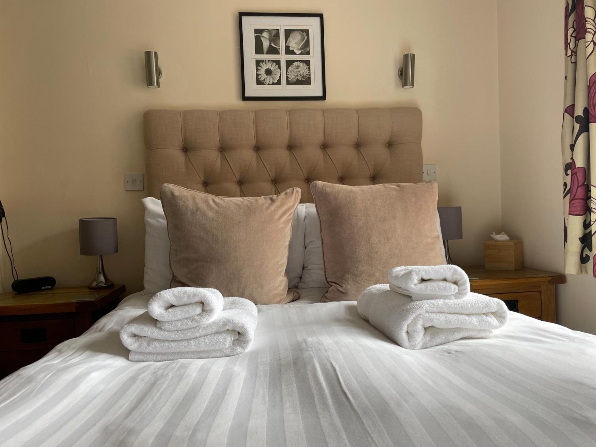The Red Lion Hotel Cromer Bagian luar foto A bed with a headboard