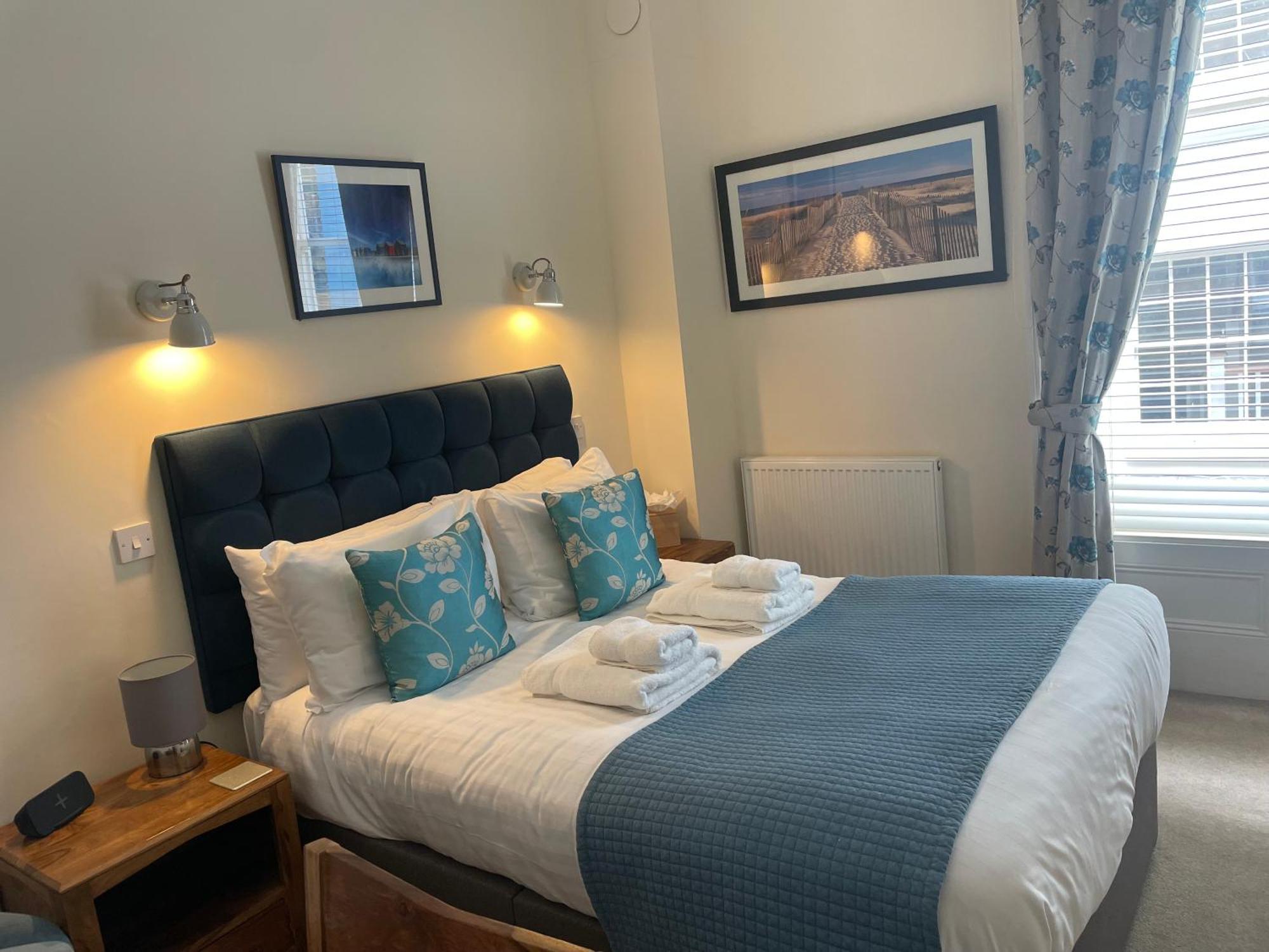 The Red Lion Hotel Cromer Bagian luar foto A bedroom at the hotel