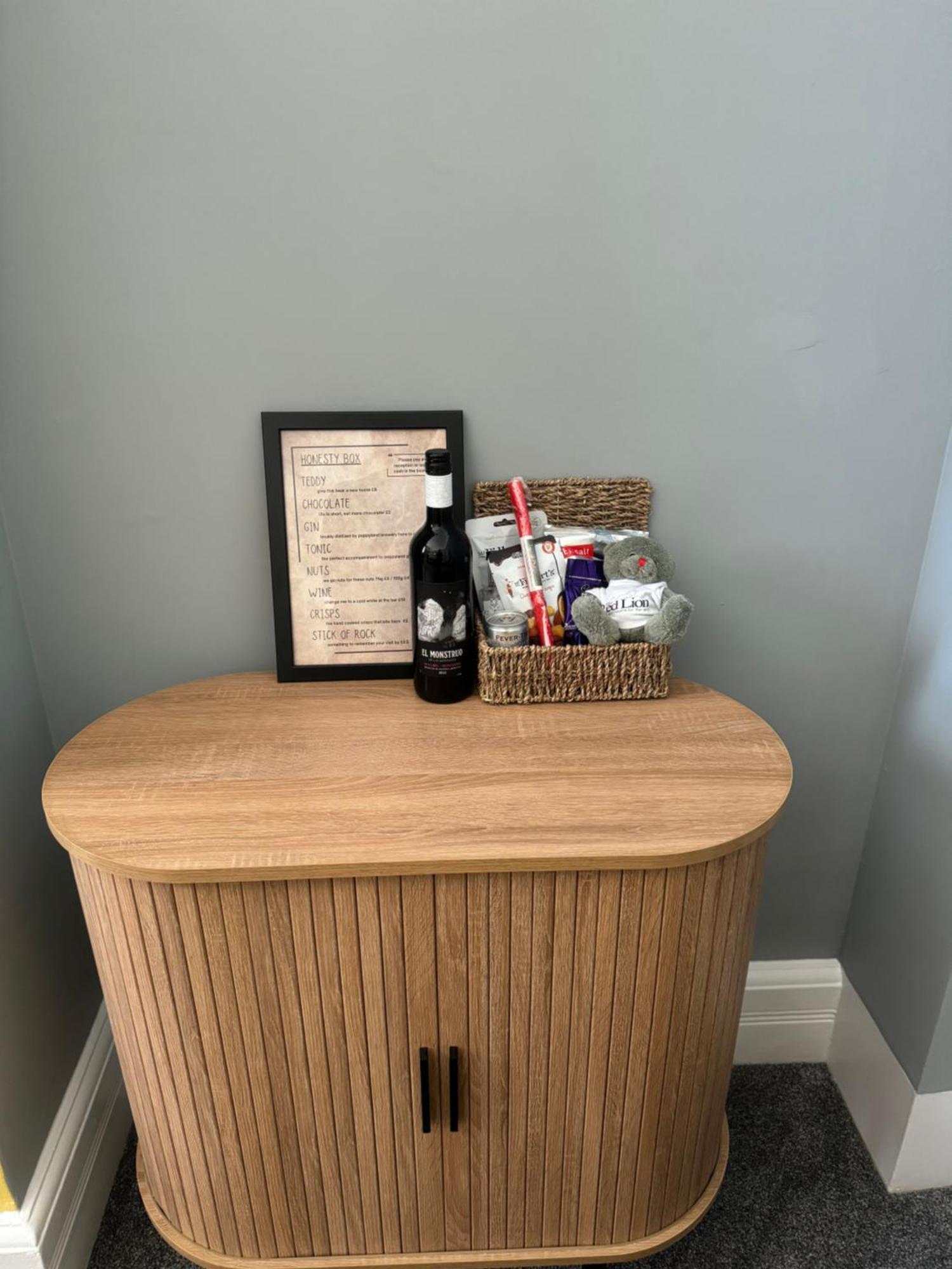 The Red Lion Hotel Cromer Bagian luar foto A bar at a hotel