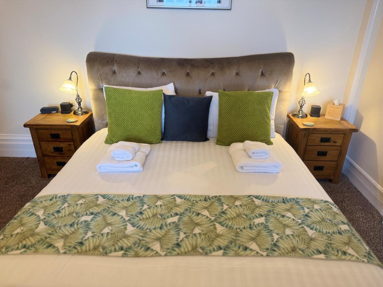 The Red Lion Hotel Cromer Bagian luar foto A bed runner