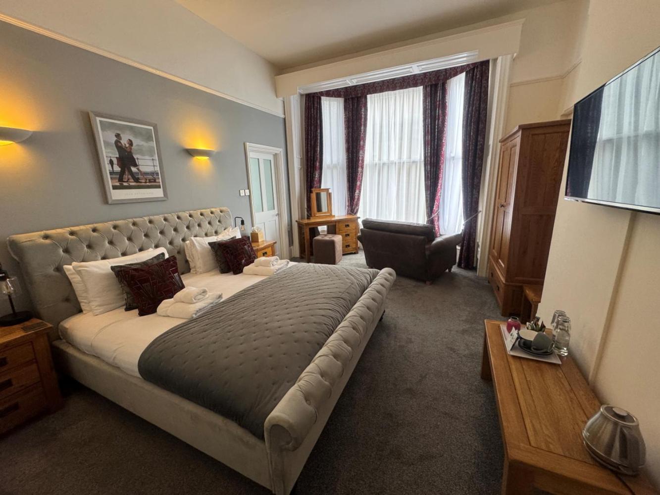 The Red Lion Hotel Cromer Bagian luar foto A bedroom at the hotel