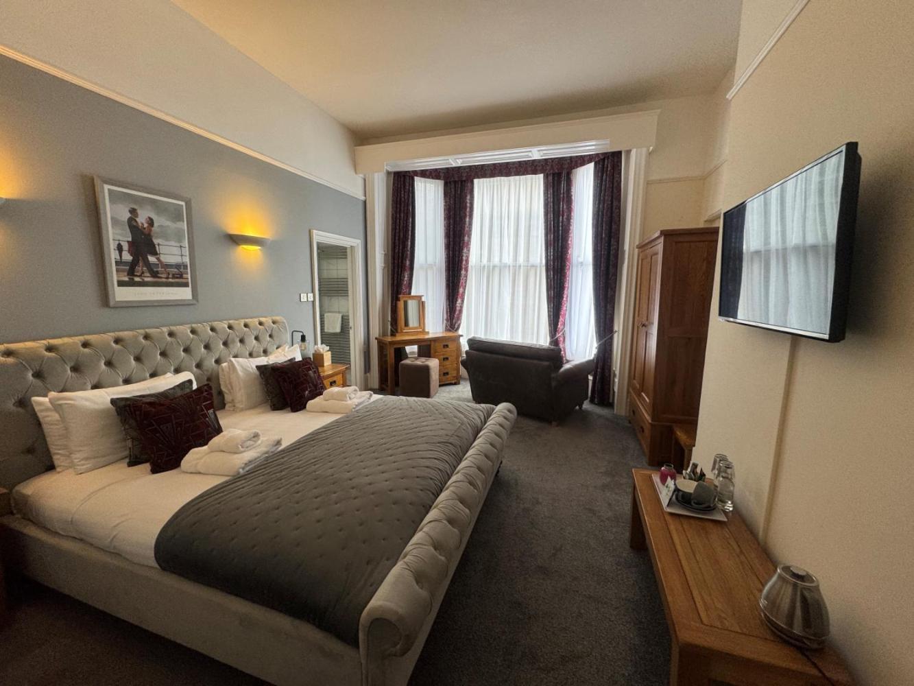 The Red Lion Hotel Cromer Bagian luar foto A bedroom at the hotel