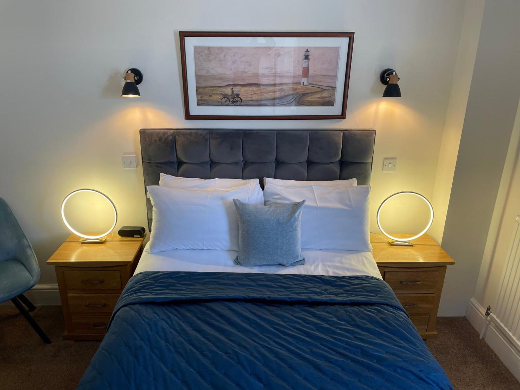 The Red Lion Hotel Cromer Bagian luar foto A bedroom at The Old Post Office