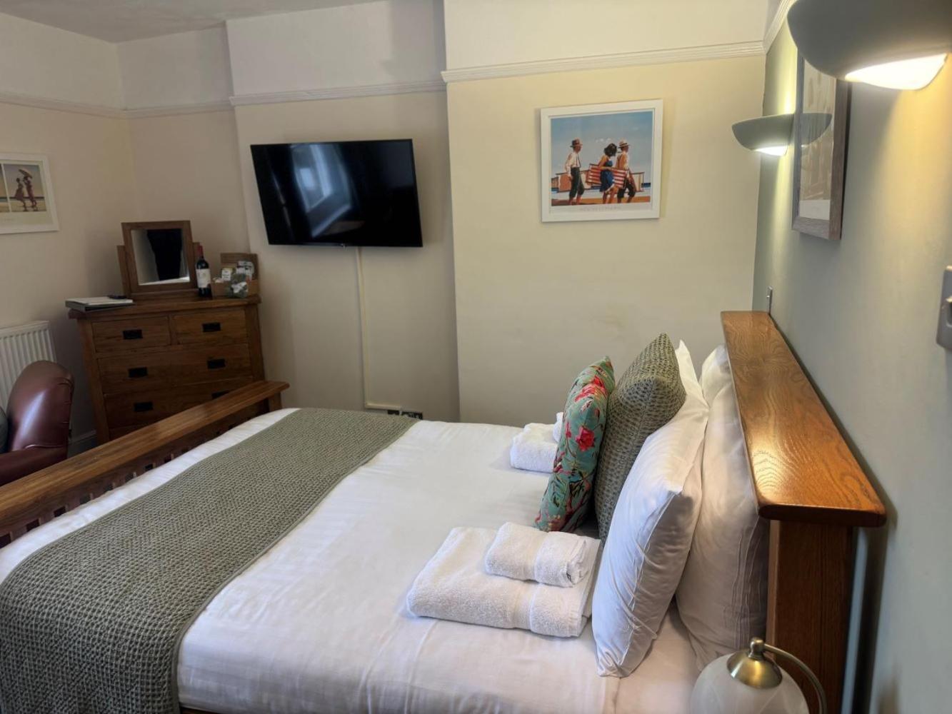 The Red Lion Hotel Cromer Bagian luar foto A bedroom at the hotel