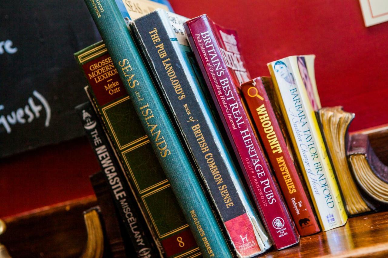 The Red Lion Hotel Cromer Bagian luar foto Books on the shelf at the New World Encyclopedia Store