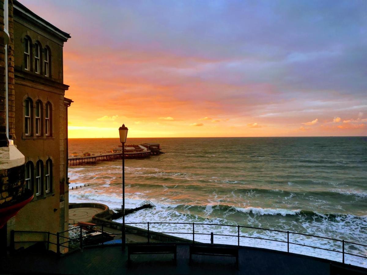 The Red Lion Hotel Cromer Bagian luar foto Sunset at the harbour